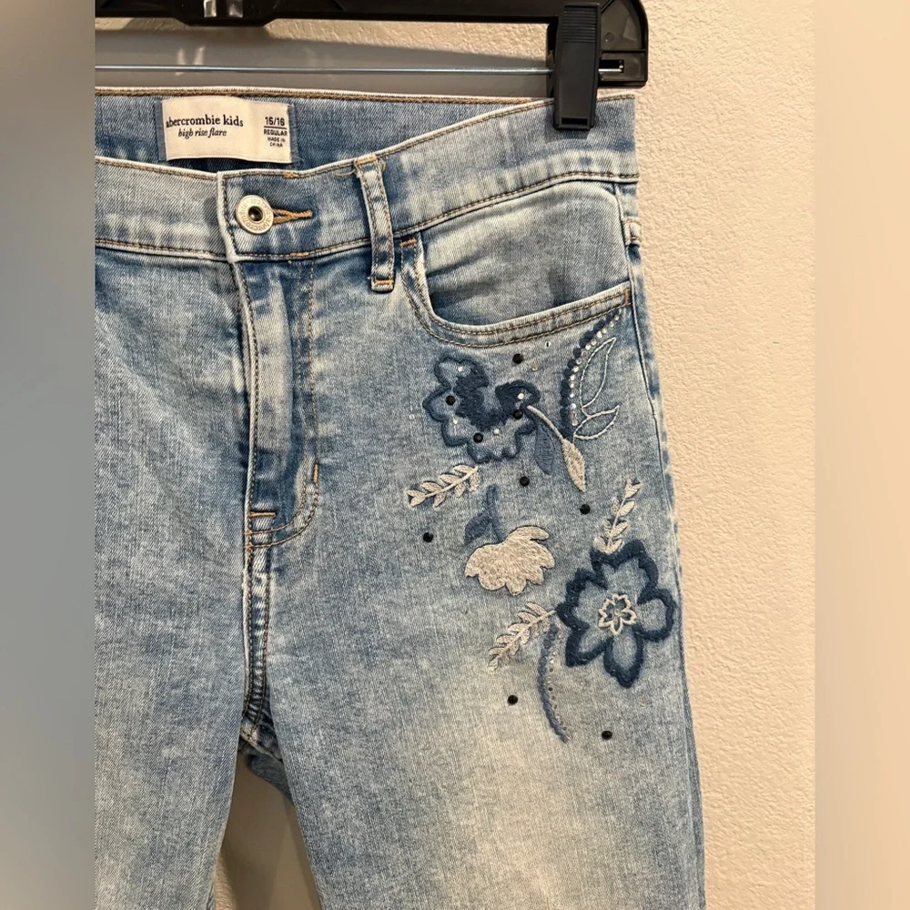 Abercrombie Kids high-rise flare jeans with floral embroidered Size 15/16 EUC